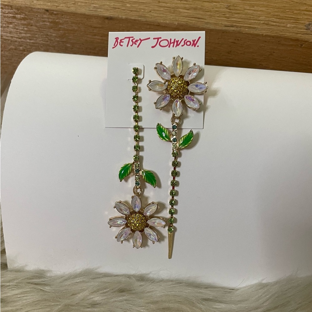 NWT Betsey Johnson Daisy Chain Dangle Earrings